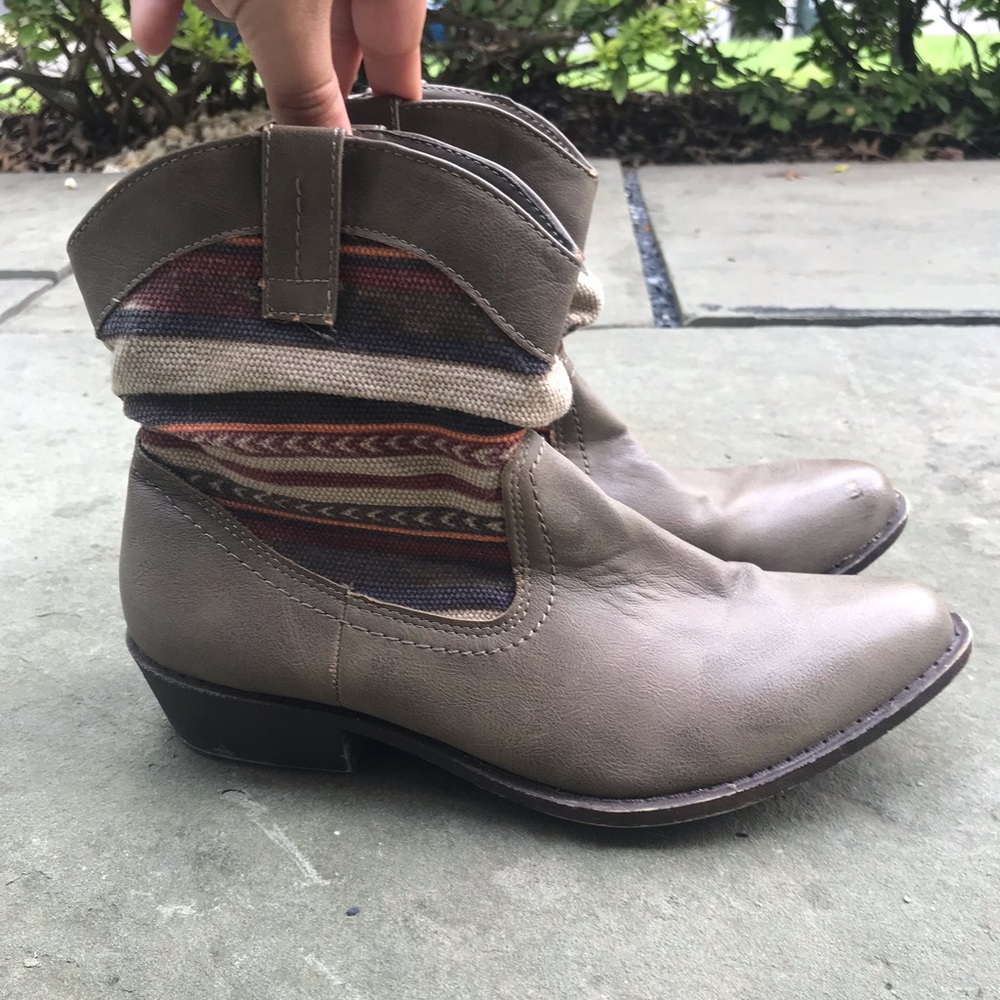 Grey booties with tribal pattern